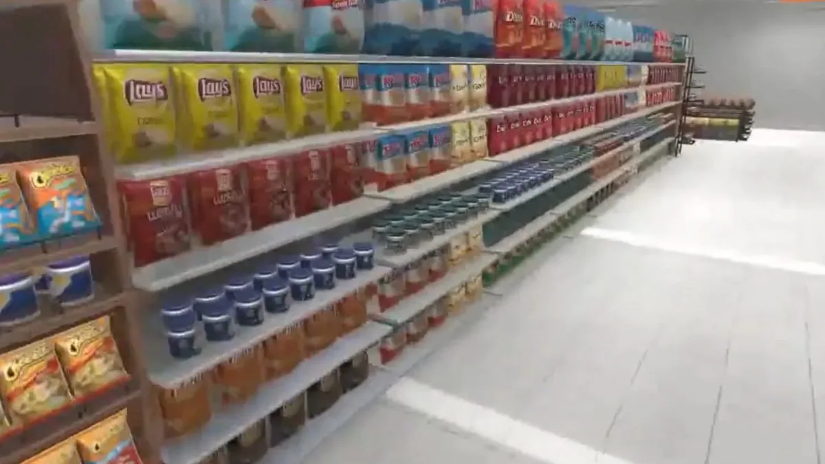 Virtual retail store aisle in EDIIIE VR retail SOP and planogram training